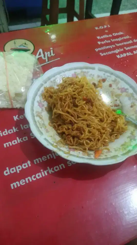 Dibutukan karyawati untuk jaga stand makanan dan minumman