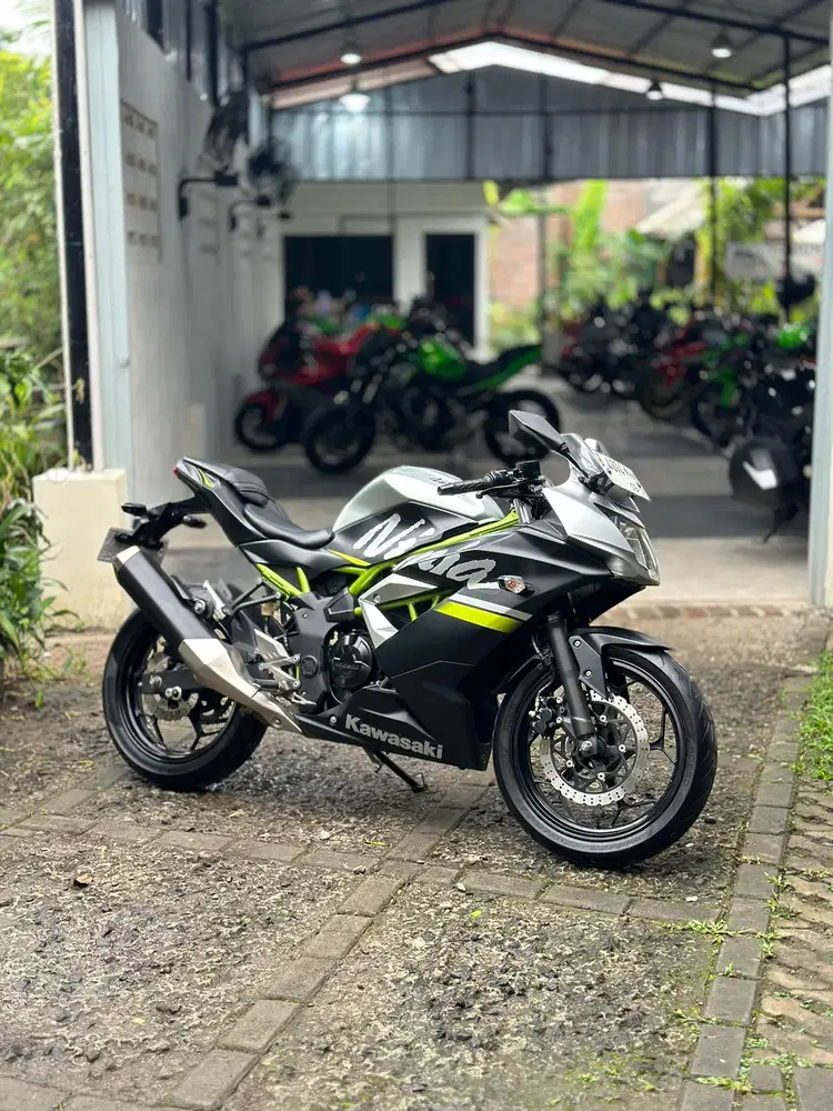 NINJA 250 SL LOW KM LIKE NEW