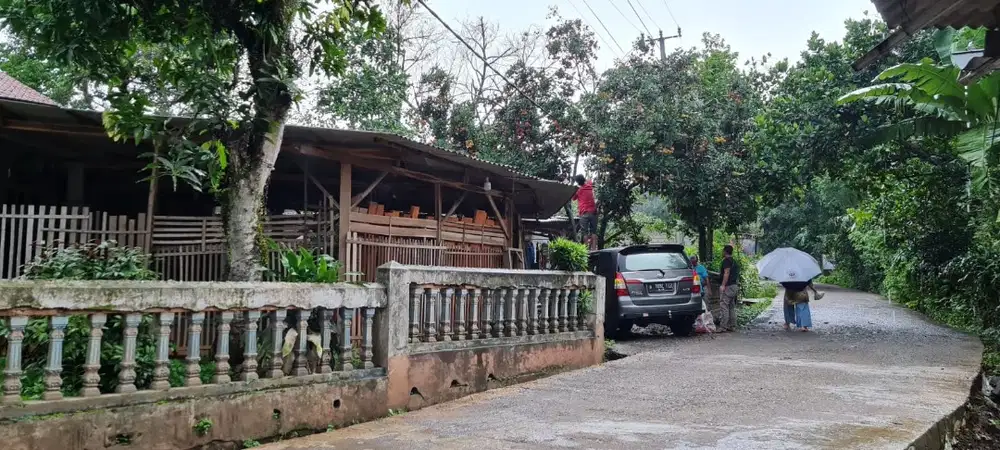 JUAL CEPAT!!!  Rumah di Pinggir Jalan Jonggol, LT 561 m², LB 200 m²