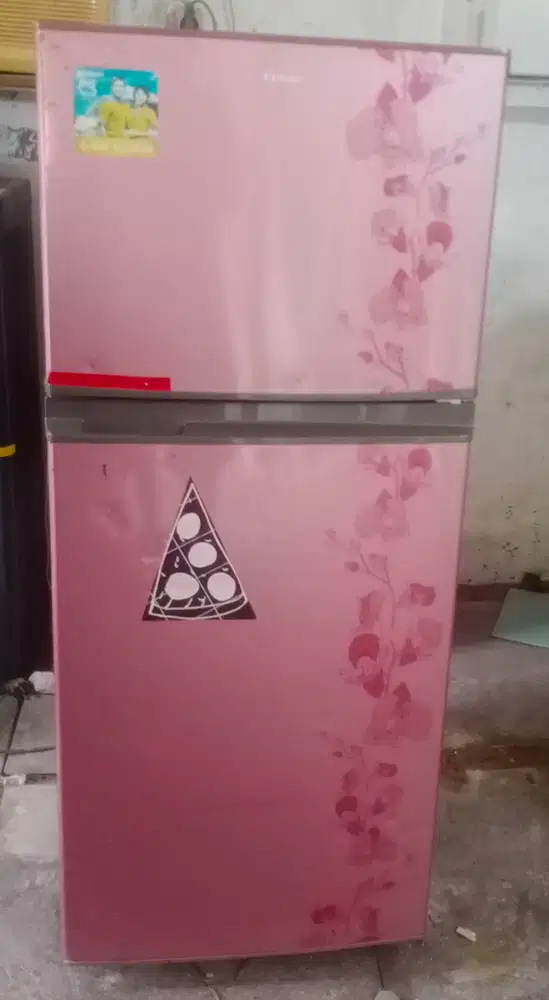 Kulkas 2 pintu SHARP. Mesin original pabrik belum rusak.