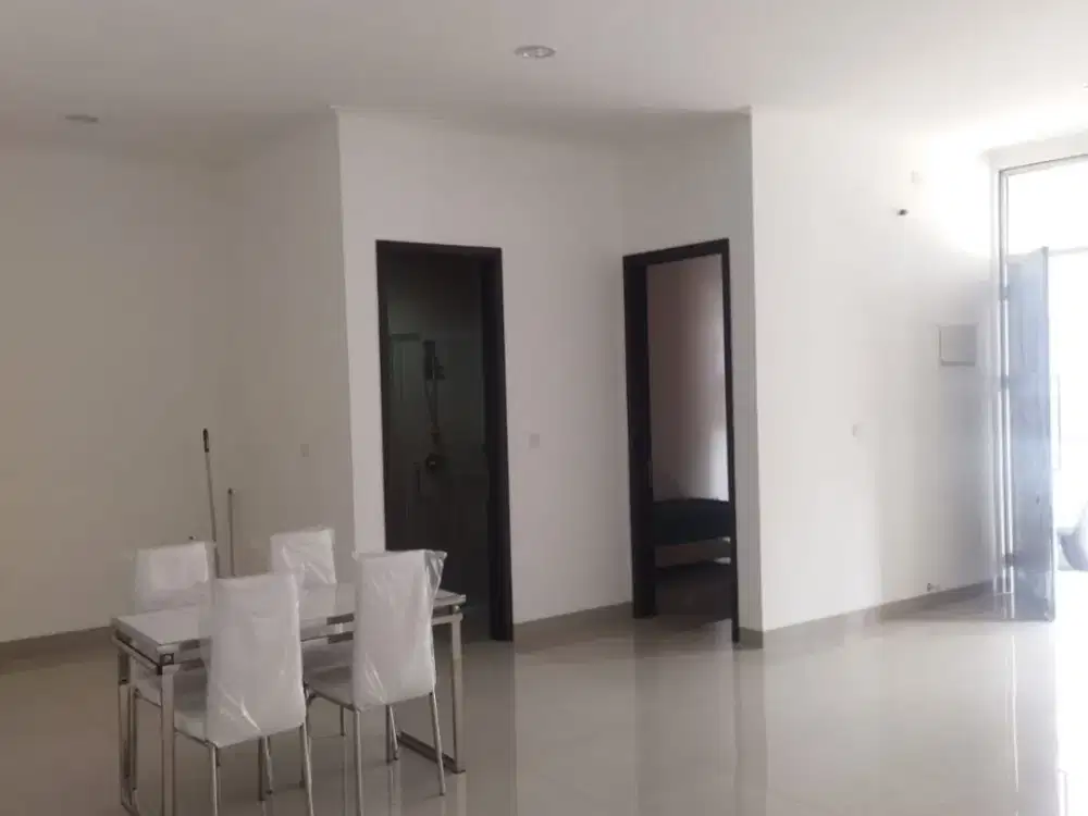 sewa rumah 2 lantai PIK 2 uk 8x15m semifurnish