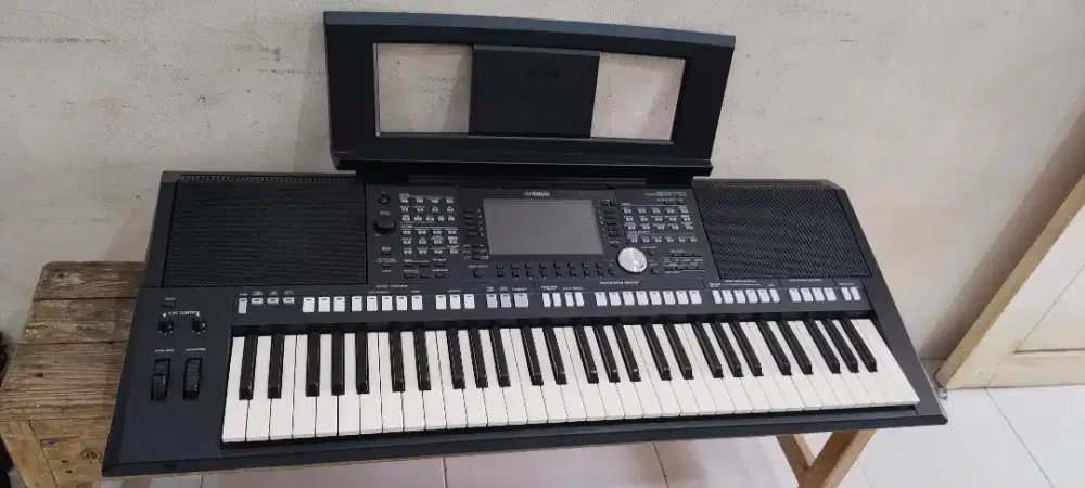 Keyboard yamaha psr s975