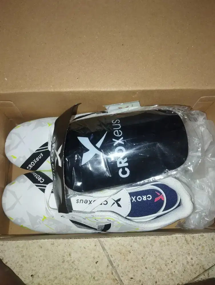 Sepatu bola merek CROXeus