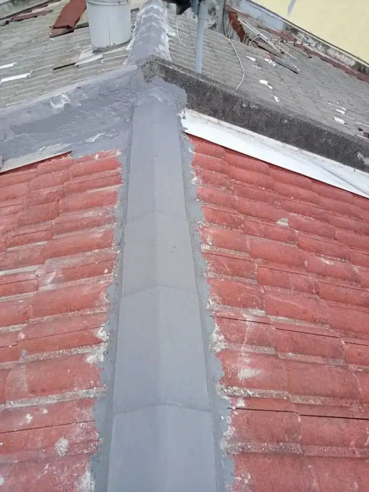 Perbaikan atap bocor