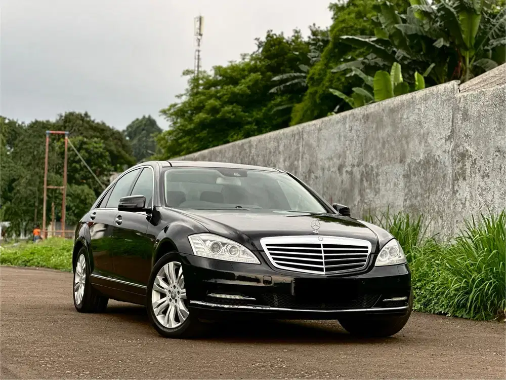 Mercedes-Benz black on black S350L CGi 2013 panoramic