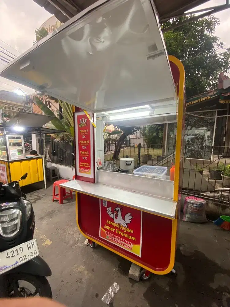 Jaga stand jualan sempol ayam