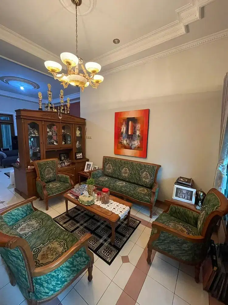 Di jual 1 set kursi tamu bekas jati ukir plus meja