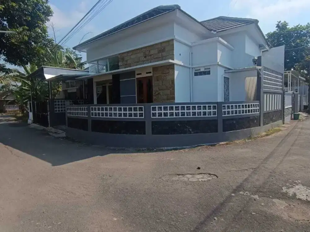 DIJUAL RUMAH BARU SIAP HUNI DEKAT PASAR SLEMAN DAN PEMDA SLEMAN