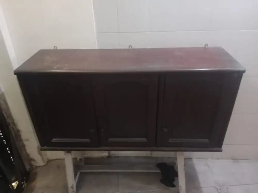 Lemari gantung jati kuno