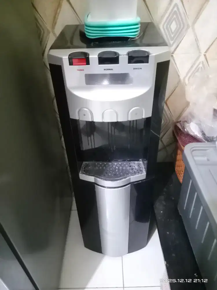 Dispenser ARISA panas dan dingin