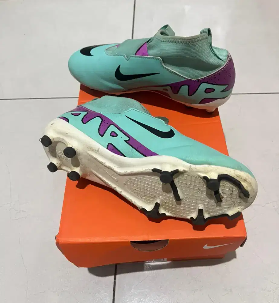 Sepatu bola second