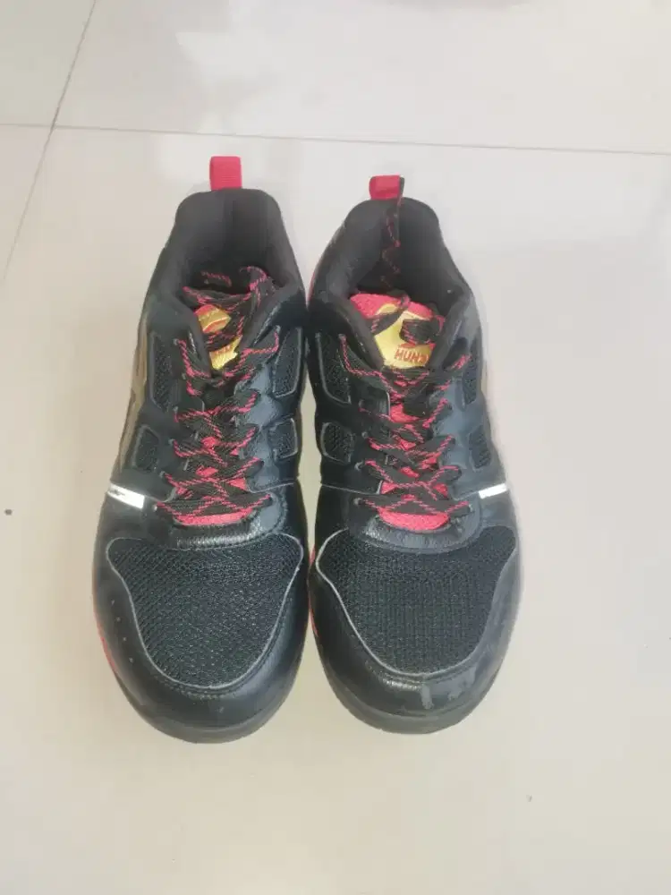 sepatu badminton hundred
