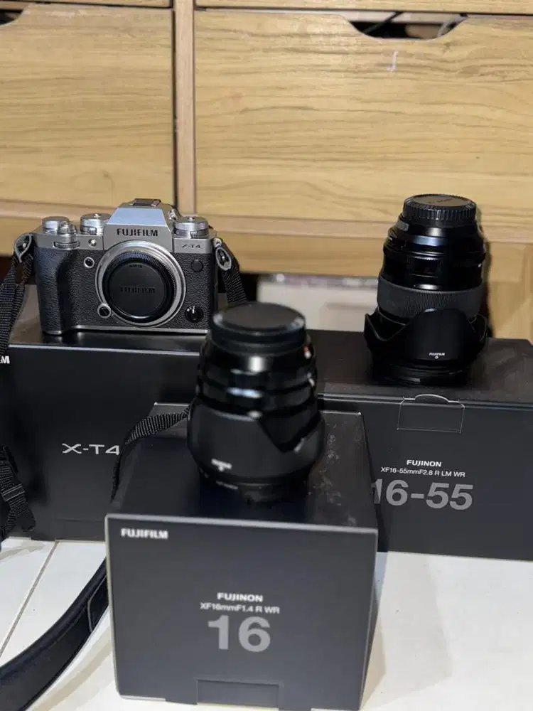 FOR SALE : Kamera Mirrorless FUJI XT-4 + 2 Lensa Premium.
