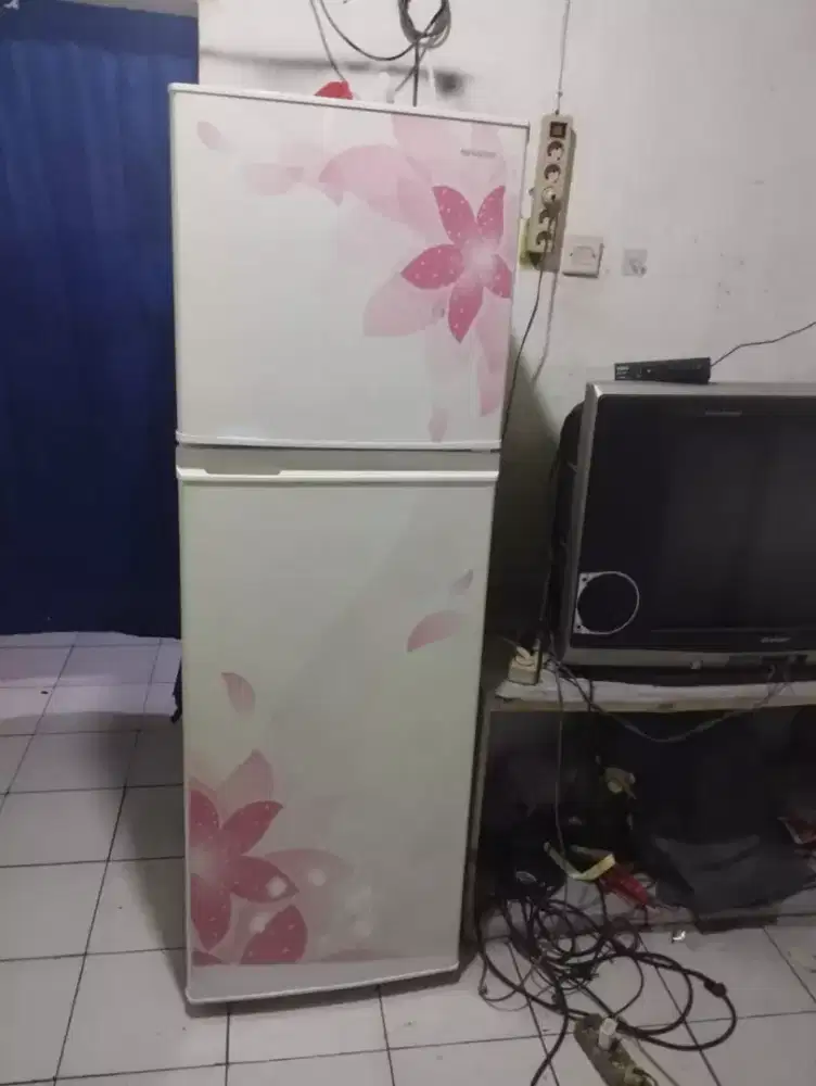 Di jual kulkas Sharp 2 pintu tinggi