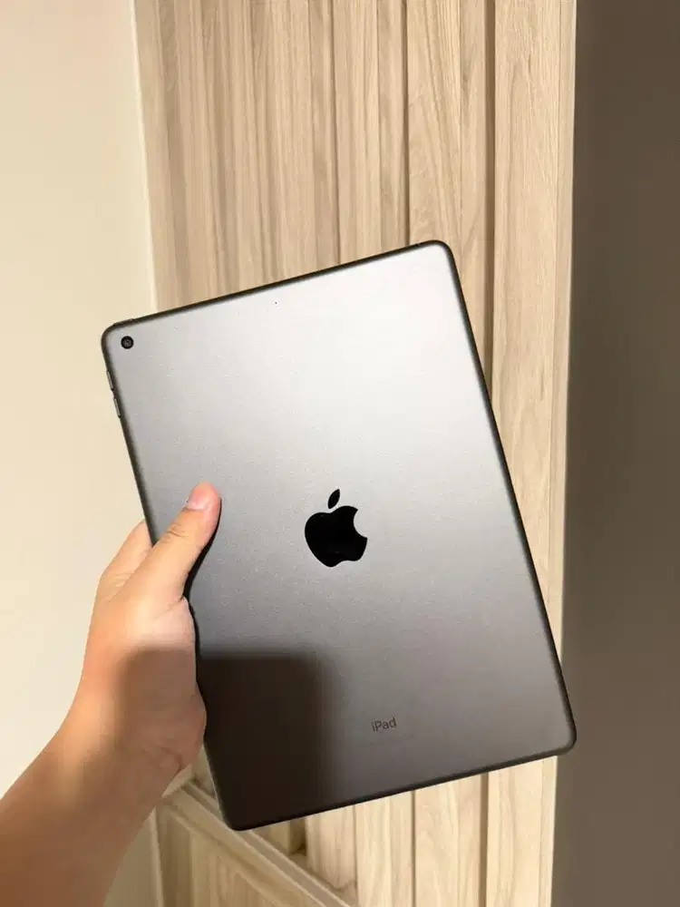 iPad Gen 8 128GB Grey Ex Inter + Box Kabel
