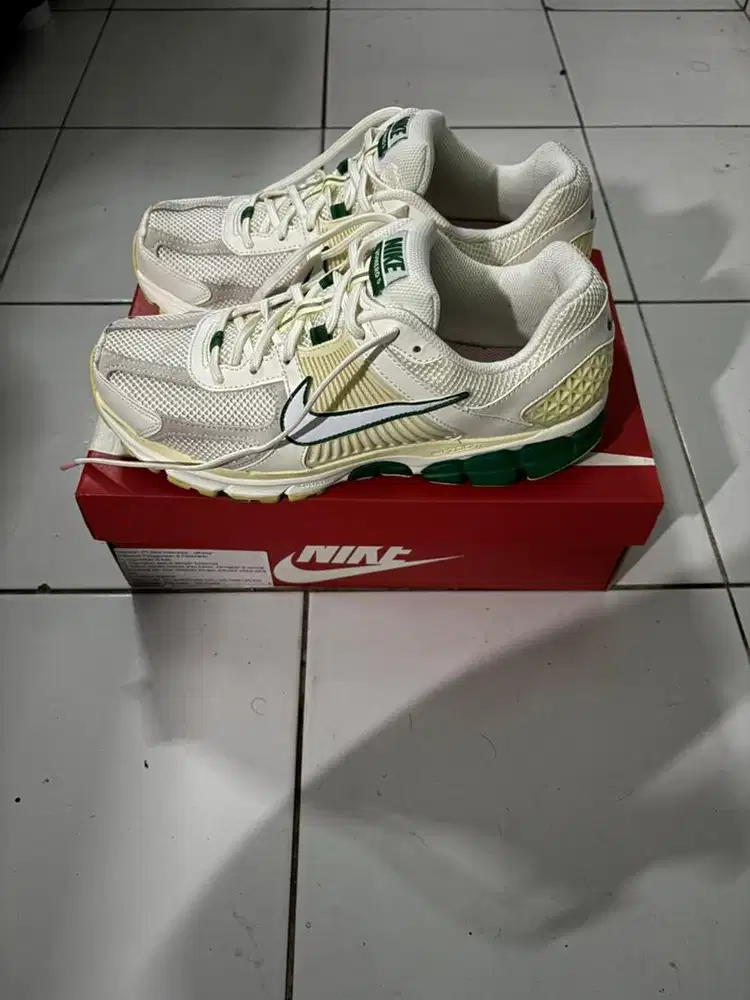(Preloved) - Sepatu Nike Vomero 5 - (Size 44,5)