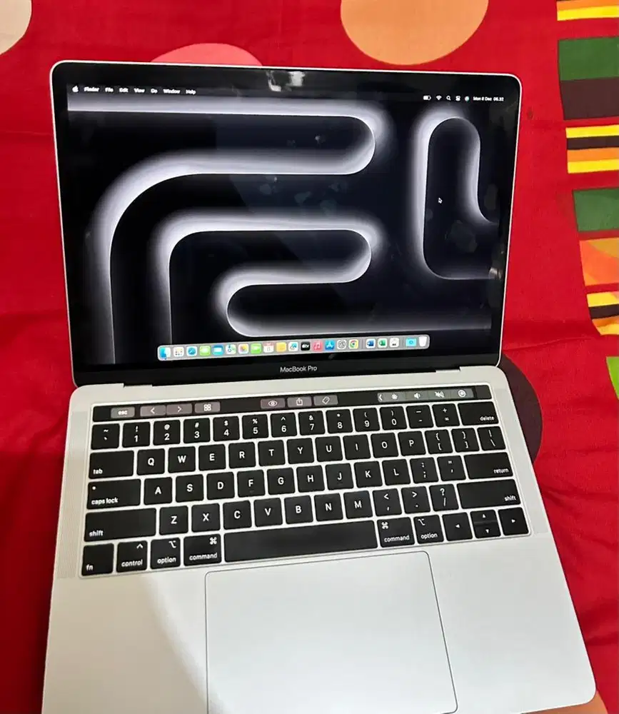 Macbook 2019 Touchbar 8/256gb i5