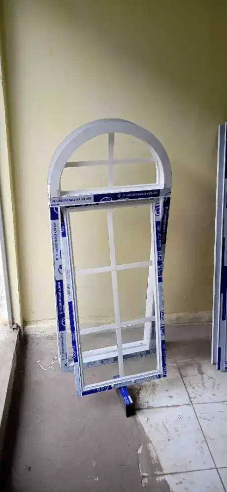 Jendela aluminium lengkung