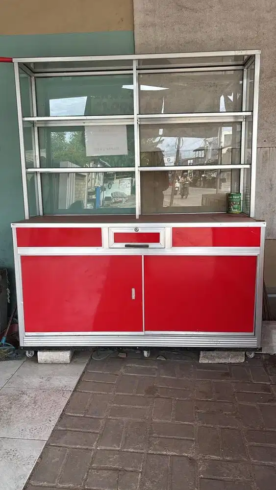 Etalase kaca ukuran T: 180cm L: 150cm