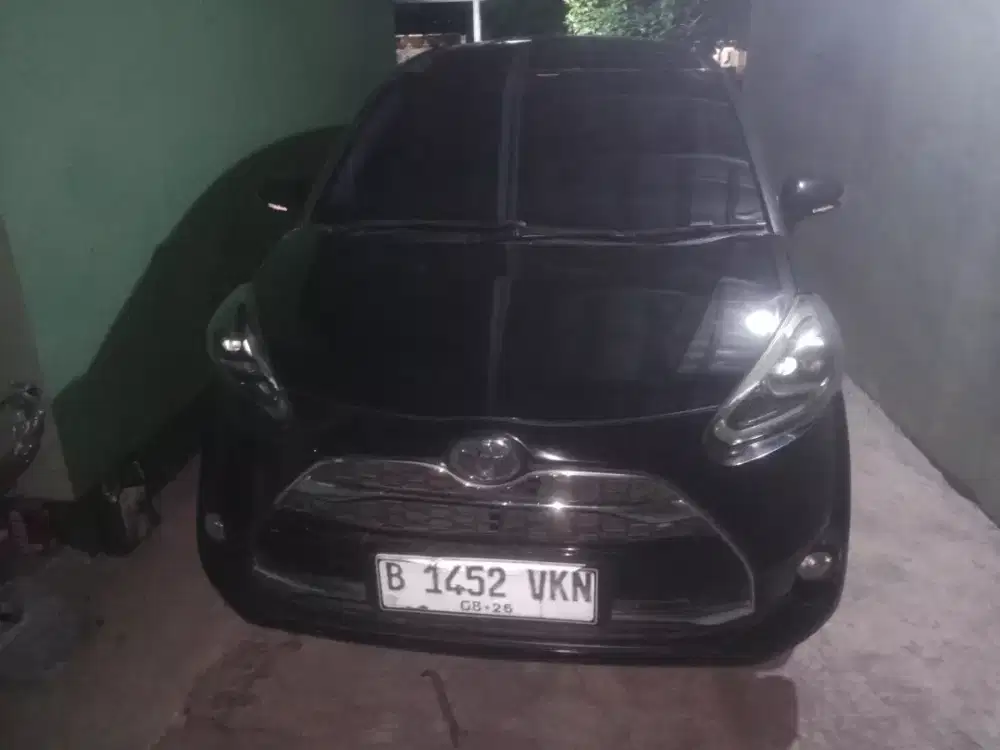 Toyota sienta Q matic 2016