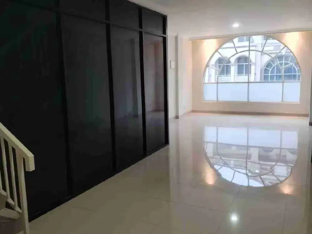 Di sewakan  Ruko siap pakai  dan sangat  terawat,   di Grand Galaxy  Bekasi.