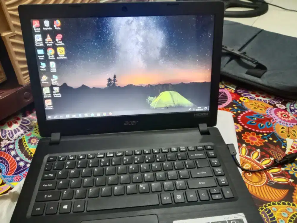 Ingin menjual. Laptop Acer karna sedang butuh