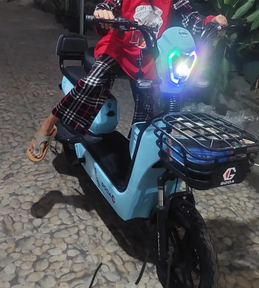Sepeda listrik charger merek GODA