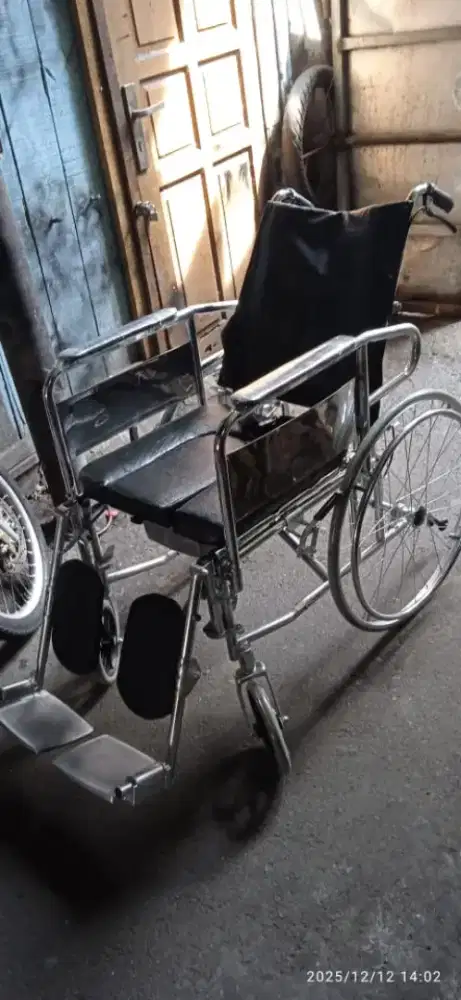 Kursi roda bekas bisa tidur.bisa bab kaki.bisa slonjoran