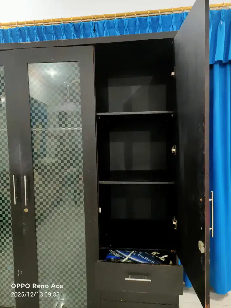 Lemari 3 pintu dan 2 laci