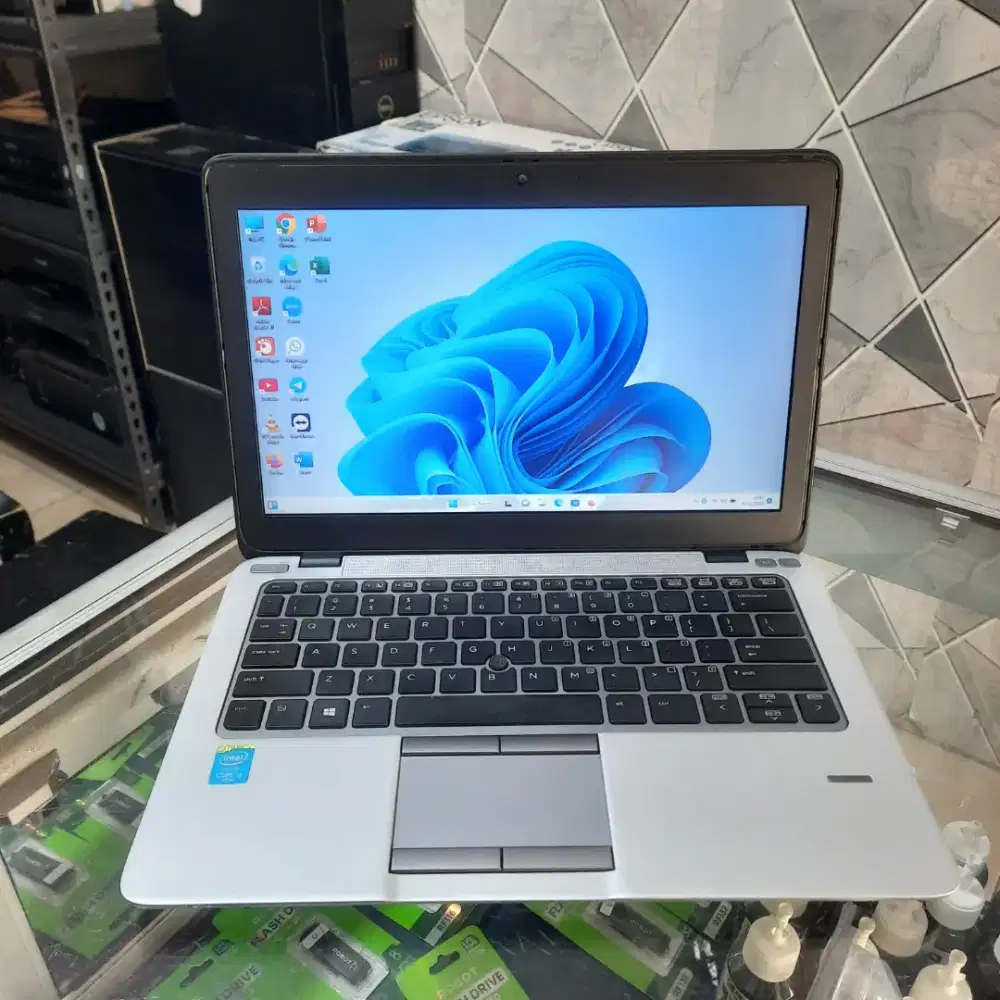 HP 820 G2, Core i5 gen 5, RAM 8GB, SSD 128GB, Layar 12,5 inch