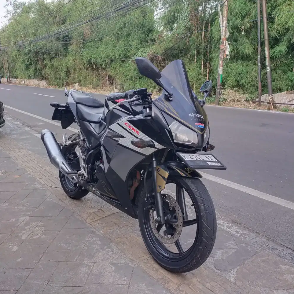 Honda CBR 2015 Orisinil lengkap Bagus