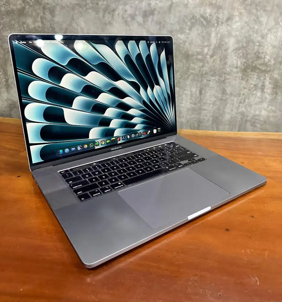 MacBook Pro 2019 i7 16 inch Ram 16GB ssd 512GB TouchBar
