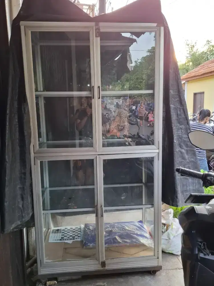Dijual Cepat Etalase Kaca 4 Tingkat