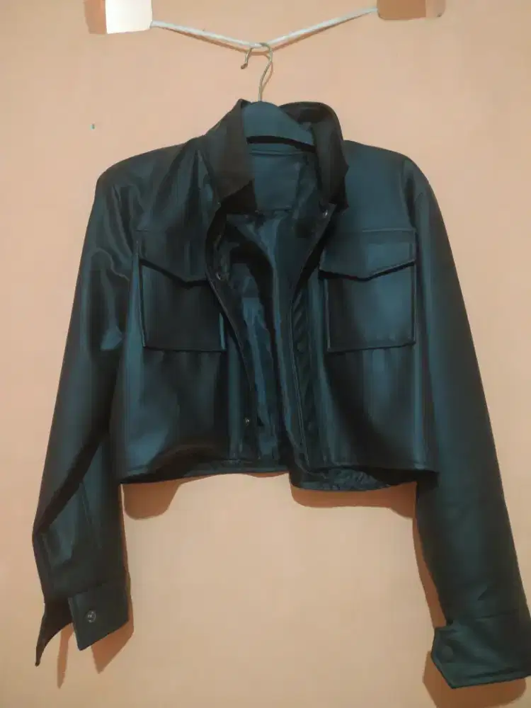 Jaket Kulit Crop Wanita