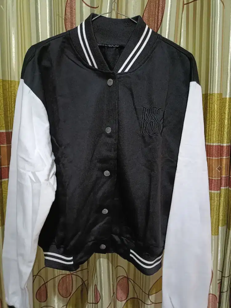 Jaket Varsity Hitam Putih Kancing Depan – Casual Streetwear