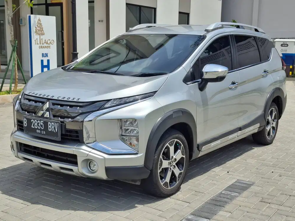 Mitsubishi Xpander Cross at 2021 KM 54 rb silver