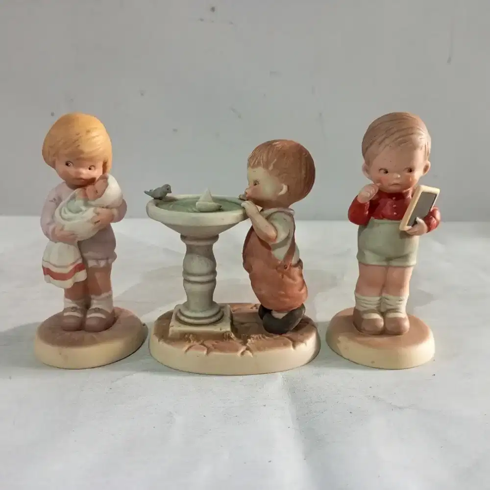 Vintage Enesco 1987-88 Memories of Yesterday Figurine Patung Porselen