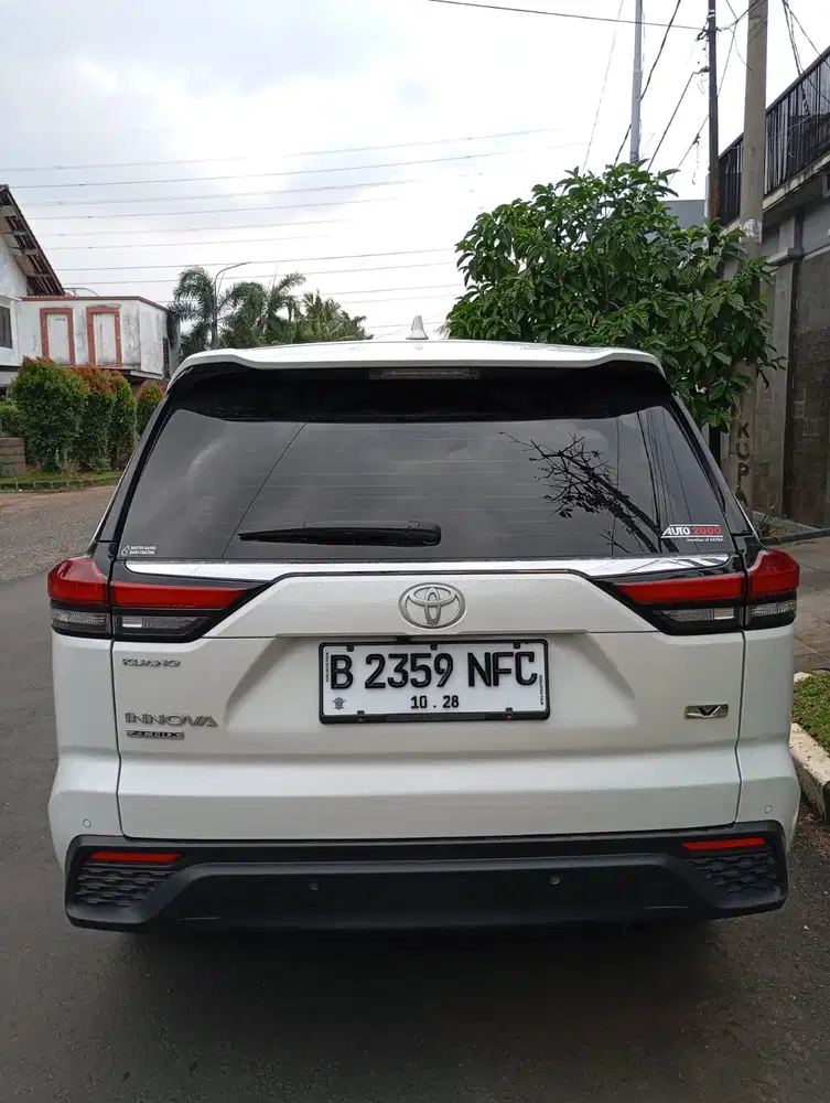 innova zenix V cvt'2023 mulus seperti baru,jarang pake