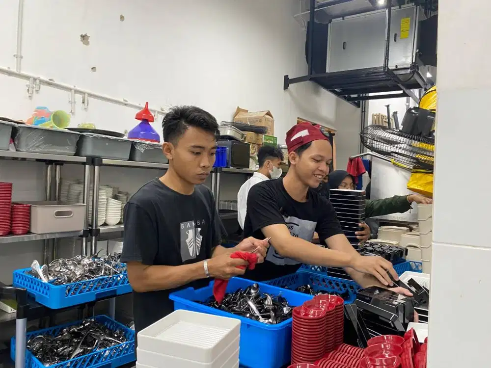 FREELANCE NYAMBI DI RESTO AYCE (LOKASI OUTLET) DISHWASHER & CLEANER!