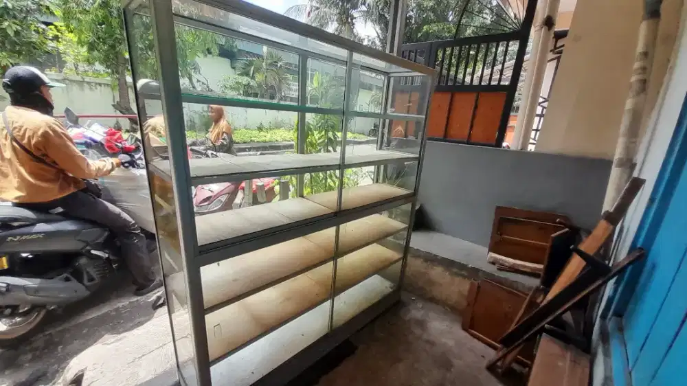 Etalase Kaca (150 cm x 170 cm) Bekas
