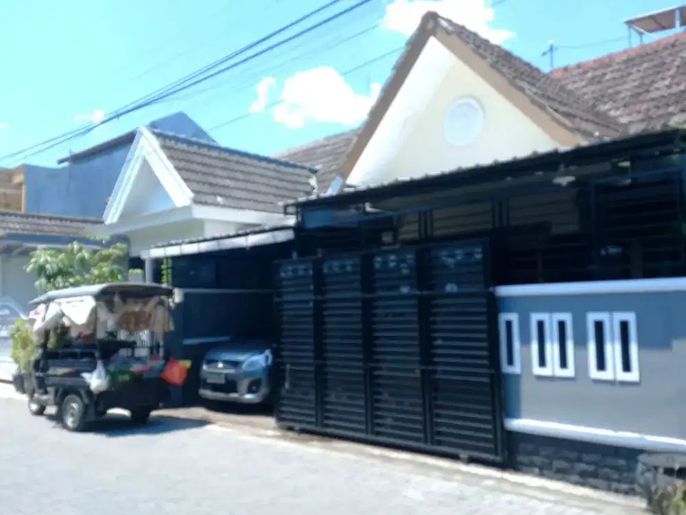 Rumah mewah dekat jalan raya
