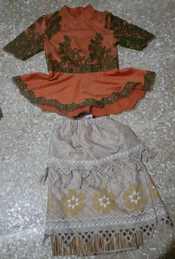 Baju daerah + rok daerah