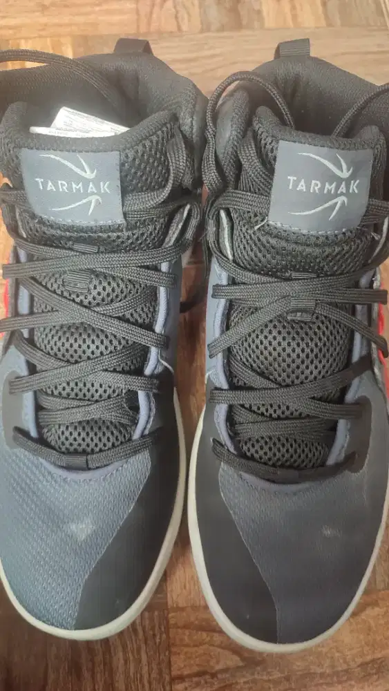 Sepatu Basket Tarmak Protect 120