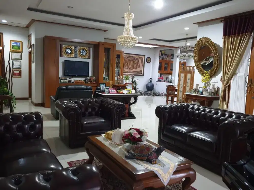 Rumah tinggal dengan Taman Luas di Sutami Bandung