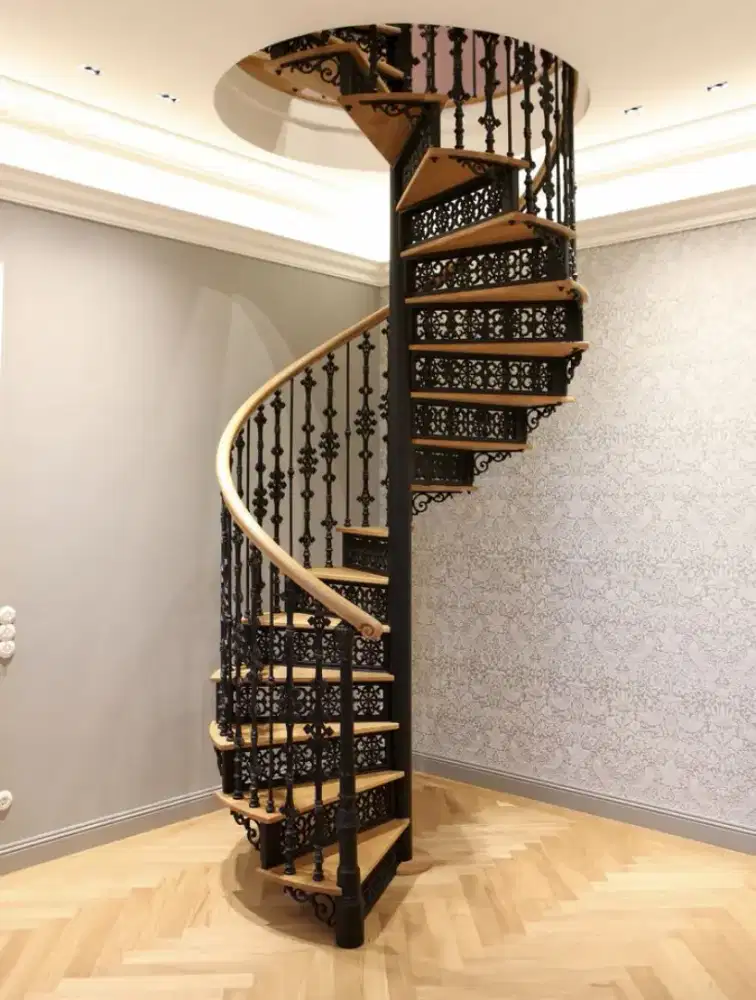 Tangga putar pegangan kayu