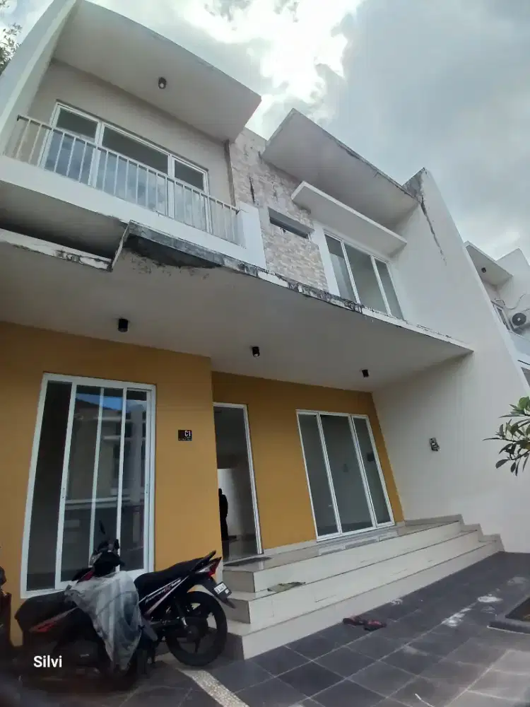 Disewakan rumah 2lt. Bisa utk kantor Komplx ramai paal 2 Manado