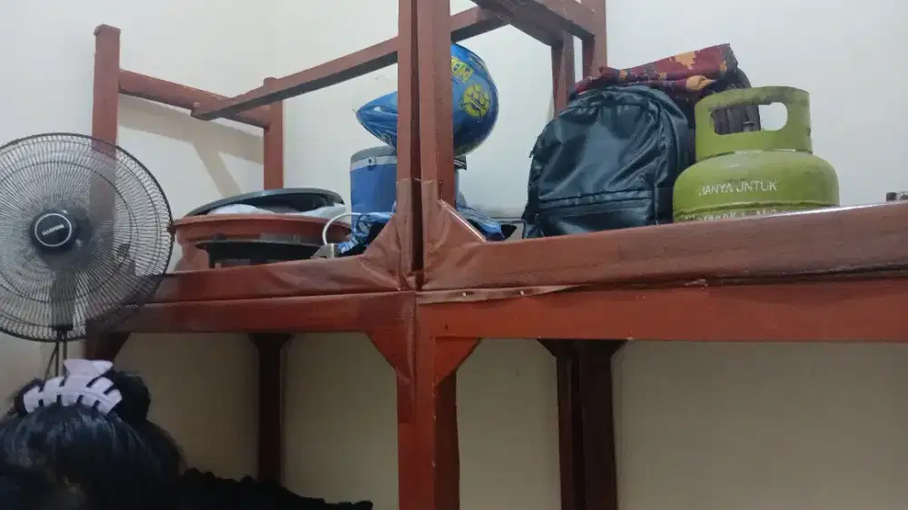 Meja makan padang kayu