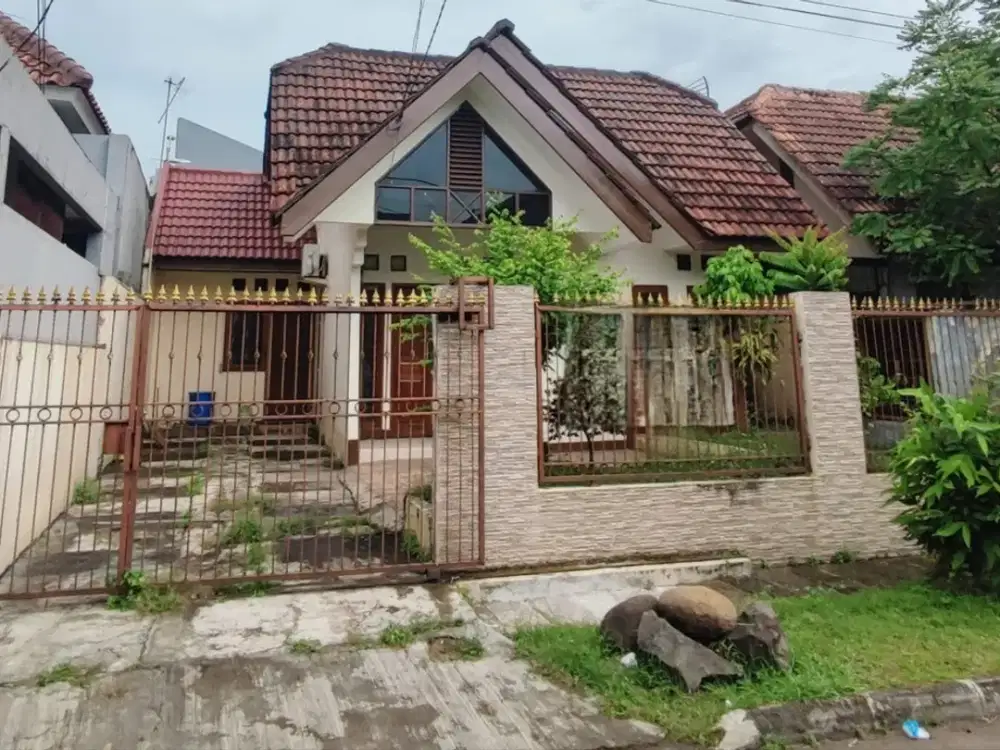 For Rent. Rumah luas di Griya Loka, BSD