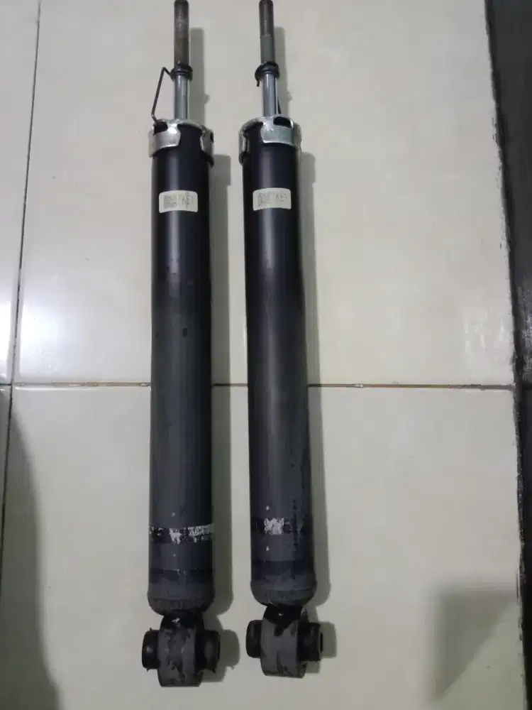 Shock belakang Alphard minus