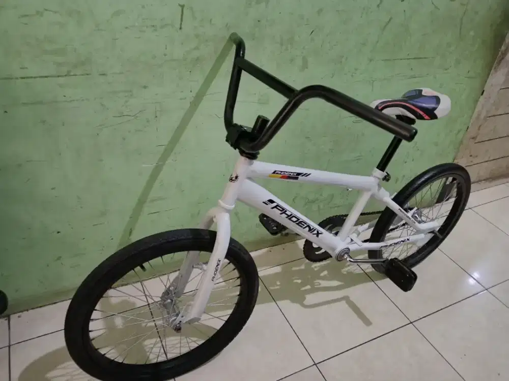 Sepeda bmx warna putih